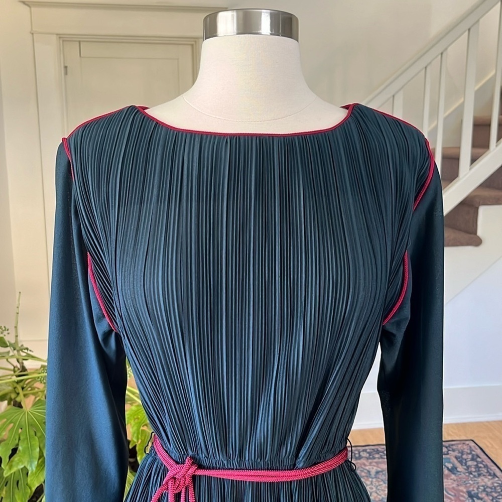 VINTAGE Hal Ferman Accordion Pleated Dress in Navy Size Small - Picture 2 of 13